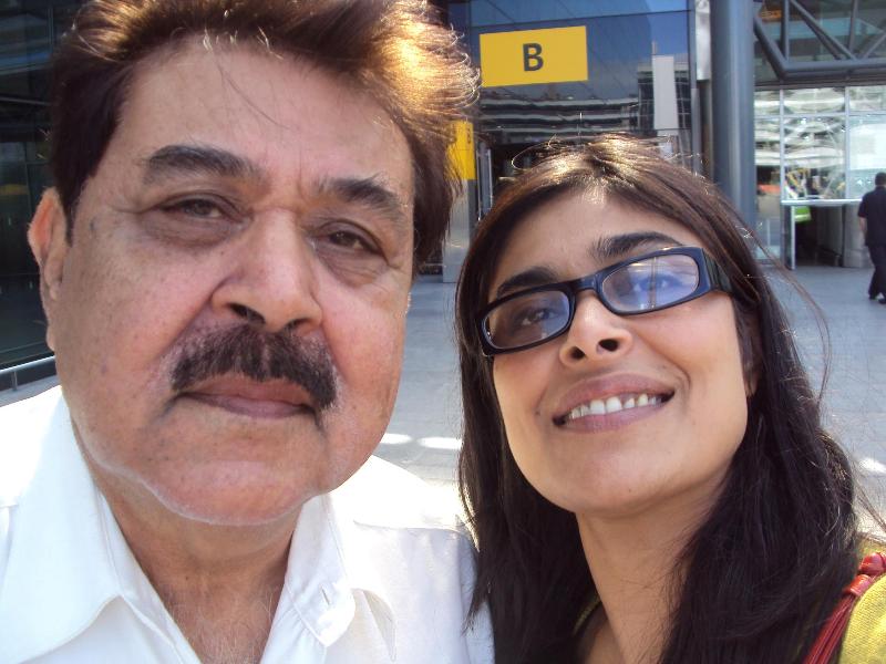 Nimra Bucha con su padre