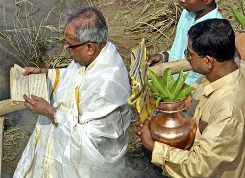Pranab Mukherjee dirigiendo Durga Puja con Abhijit Mukherjee en su aldea ancestral