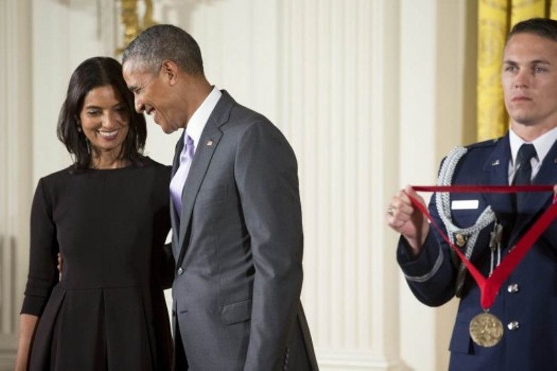 El presidente Barack Obama otorga la Medalla Nacional de Humanidades 2014 al autor Jhumpa Lahiri de Nueva York durante una ceremonia en el East Room de la Casa Blanca en Washington, EE. UU.