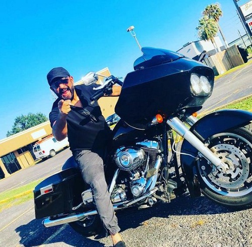 Raj Kaushal con su motocicleta Harley Davidson