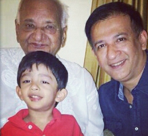 Raj Kaushal con su padre y su hijo