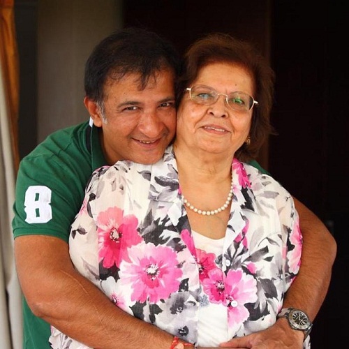 Raj Kaushal con su madre