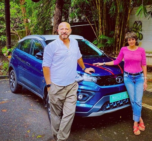 Raj Kaushal con su esposa y su auto