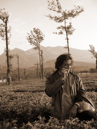 Ravindra Vijay fumando