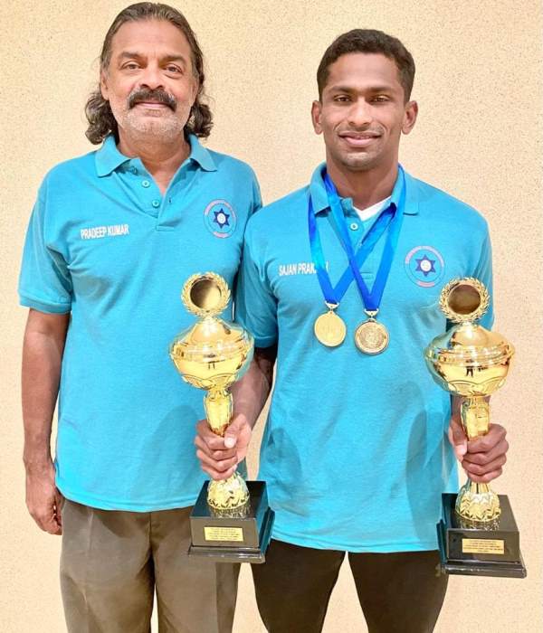 Sajan Prakash con su entrenador