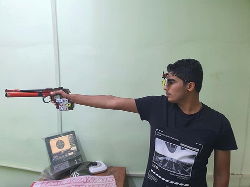 Saurabh Chaudhary mientras practica tiro
