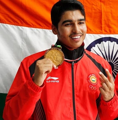 Saurabh Chaudhary con su medalla de oro