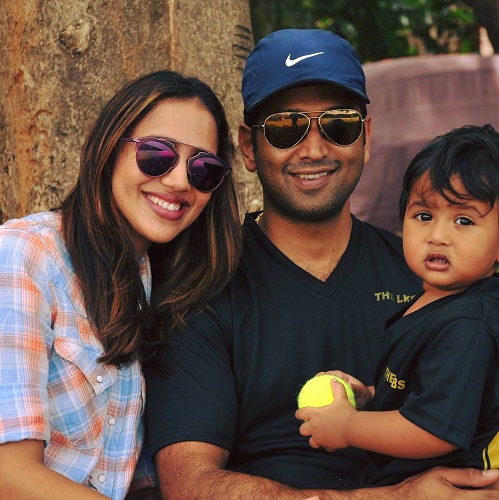 Seema Patil con Nithin Kamath y su hijo