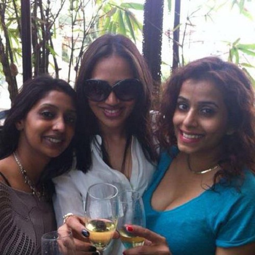 Seema Patil con sus amigos