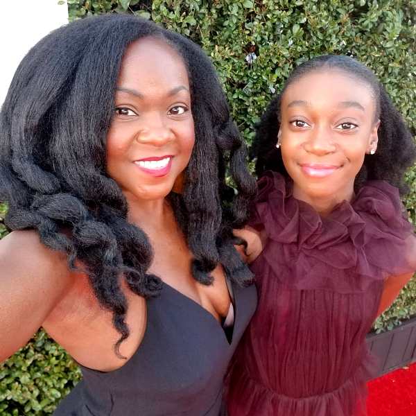 Shahadi Wright con su madre