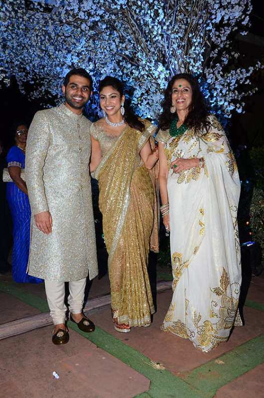 Shobhaa De con su hija, Arundhati De y su yerno