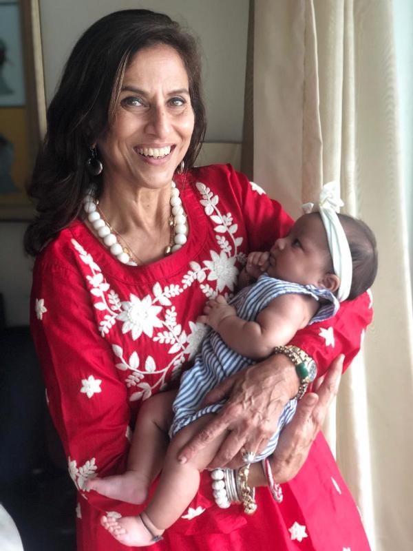 Shobhaa De con su nieta, Ayesha