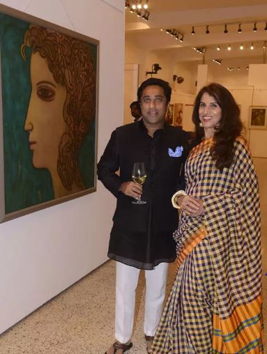 Shobhaa De con su hijo, Aditya Kilachand
