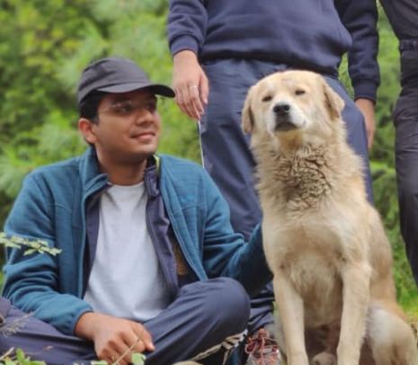 Shubham Gupta con un perro