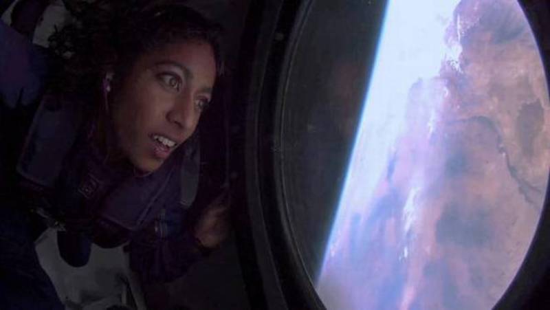 Sirisha Bandla mira por la ventana a la Tierra en gravedad cero a bordo del avi&oacute;n cohete de pasajeros VSS Unity de Virgin Galactic despu&eacute;s de llegar al borde del espacio el 11 de julio de 2021