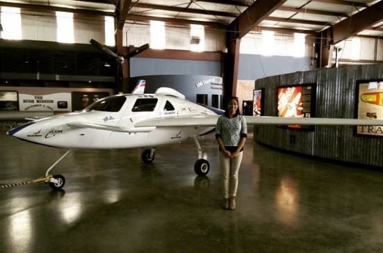Sirisha Bandla posando con el XCOR X-Racer