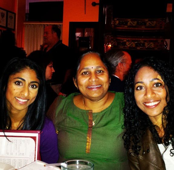 Sirisha Bandla con su madre y su hermana