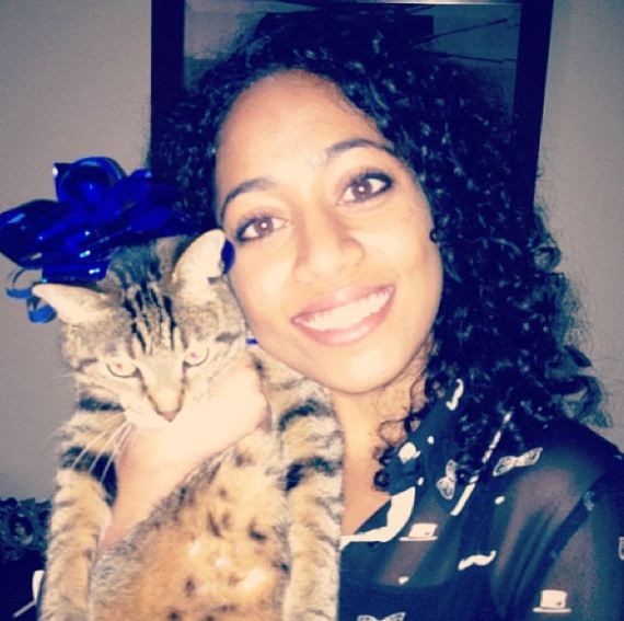 Sirisha Bandla con su gato mascota