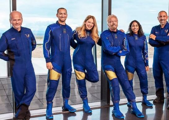 Sirisha Bandla con el equipo de vuelo de prueba Unity 22