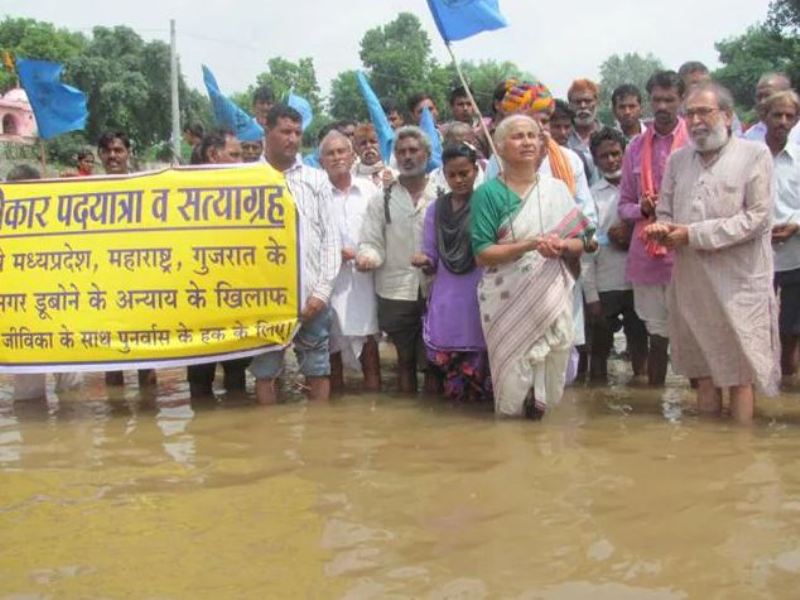La activista social Medha Patkar junto con los aldeanos y los presos de la presa Sardar Sarovar de la regi&oacute;n de Nimad en Madhya Pradesh
