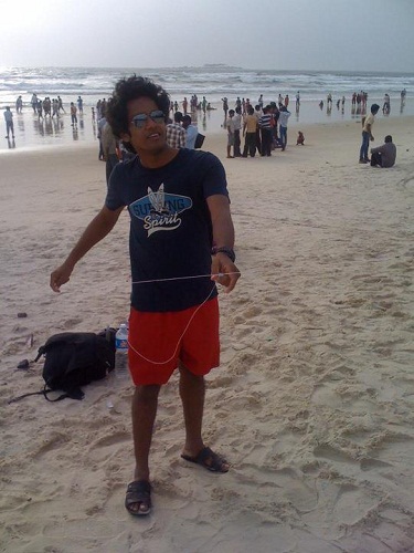 Hermano de Ravindra Vijay, Srinivasa Balaji Shanmugam