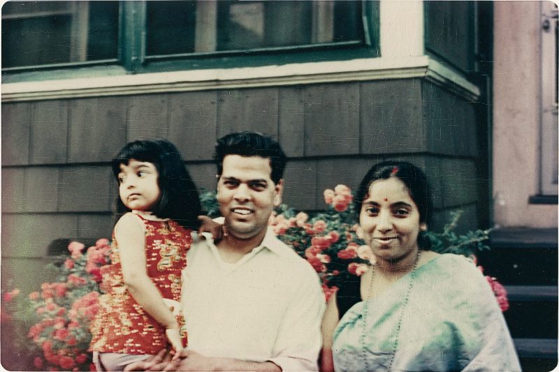 Una foto de la infancia de Jhumpa con sus padres.
