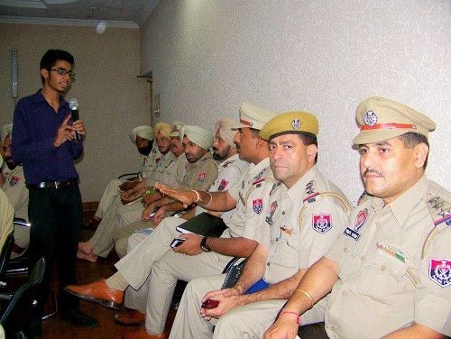 Trishneet Arora impartiendo formaci&oacute;n a la Polic&iacute;a de Ludhiana