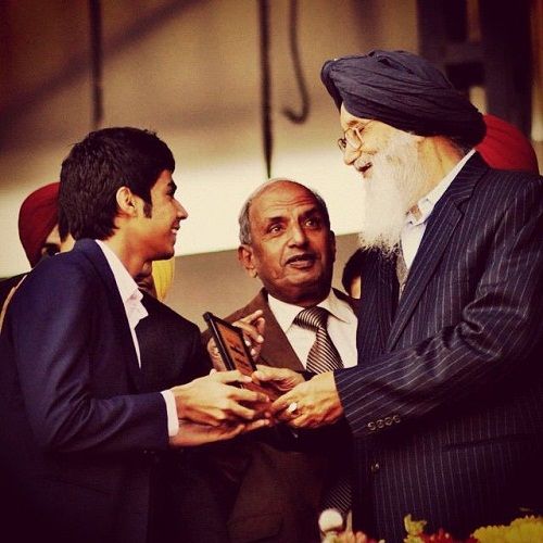 Trishneet Arora recibiendo el premio estatal