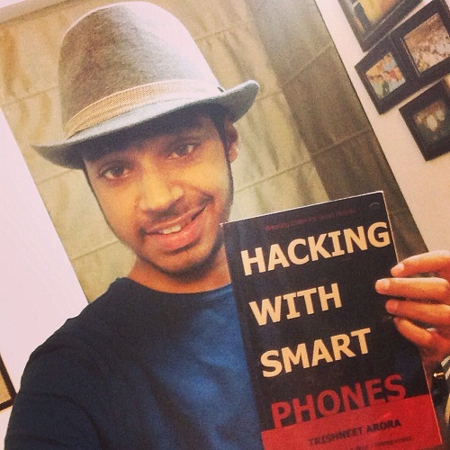 Trishneet Arora con su libro Hacking With Smart Phones