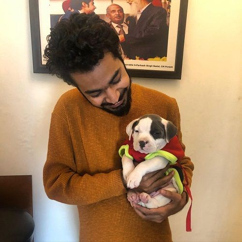 Trishneet Arora con su perro mascota
