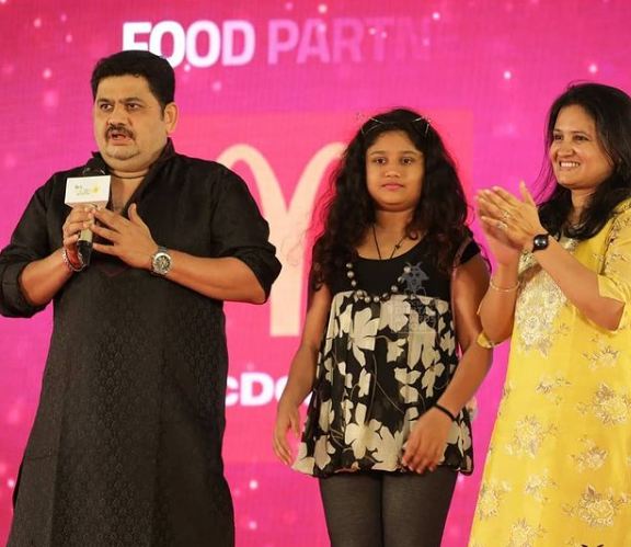 Venkatesh Bhat con su esposa e hija