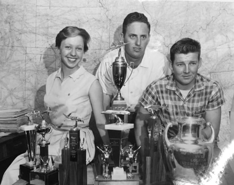 Wally Funk y otros dos miembros de Flying Aggies con sus cubiertos en 1959.