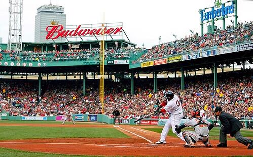 David Ortiz de los Medias Rojas de Boston bateando desde el plato en el Fenway Park