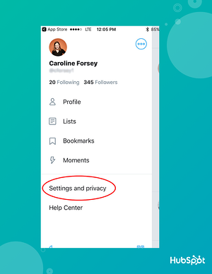 Cómo cambiar el identificador de Twitter en 5 sencillos pasos cómo cambiar el identificador de Twitter en la aplicación móvil: seleccione "configuración y privacidad"