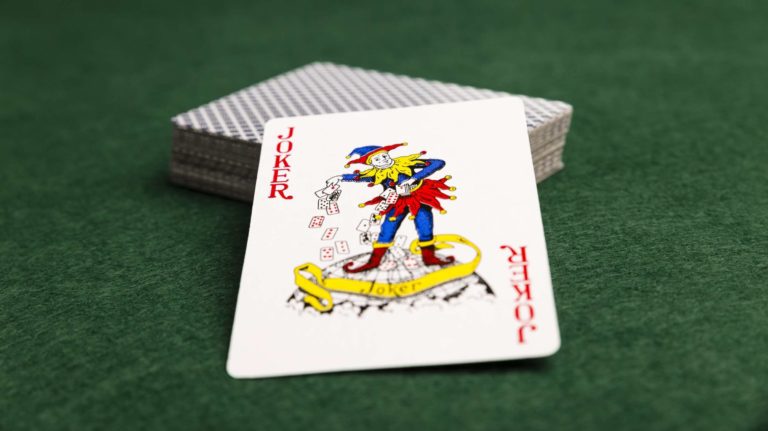 ¿Por qué hay dos comodines en una baraja de cartas?