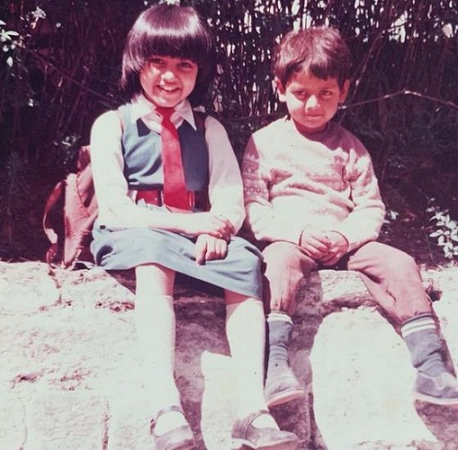 Una foto de la infancia de Celina Jaitly con su hermano