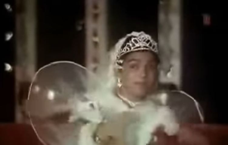 Un fotograma de la canci&oacute;n Main Pariyon Ki Shehzaadi