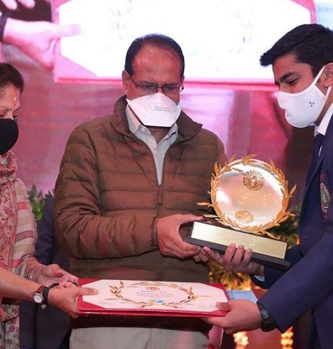 Aishwary Pratap Singh Tomar recibiendo el premio Eklavya
