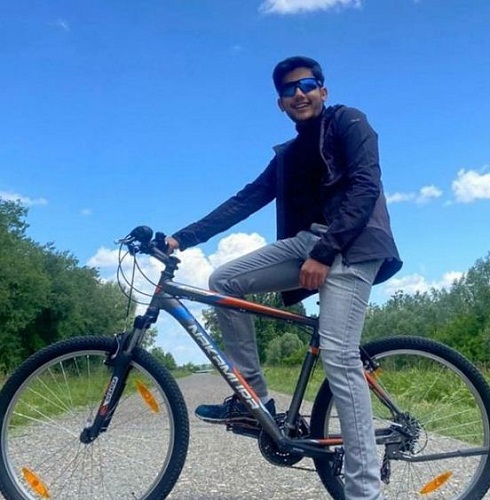Aishwary Pratap Singh Tomar en bicicleta