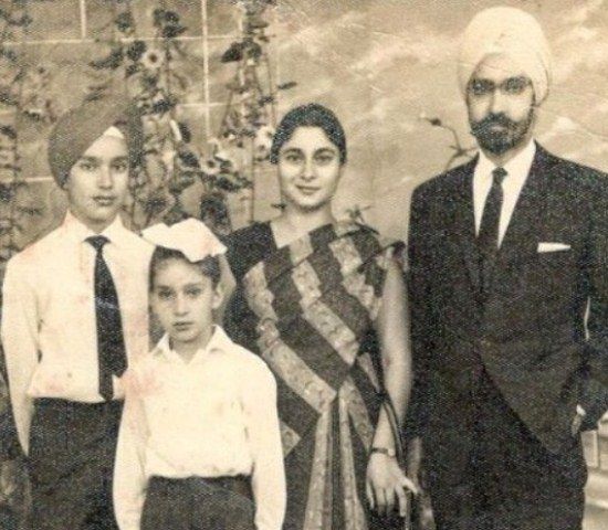 Una foto antigua de Hardeep Singh Puri con su familia