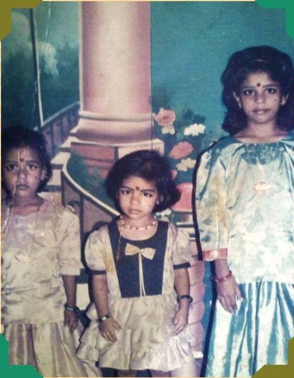 Foto de la infancia de CA Bhavani Devi (centro) con sus dos hermanas mayores