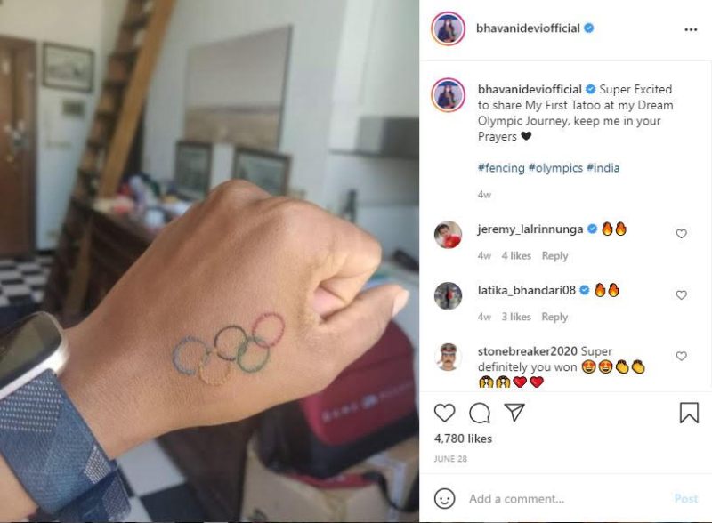 Bhavani Devi mientras muestra su tatuaje que grab&oacute; en su mano izquierda antes de los Juegos Ol&iacute;mpicos de Tokoyo.