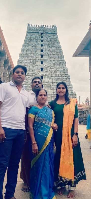 Bhavani Devi con sus hermanos y su madre.