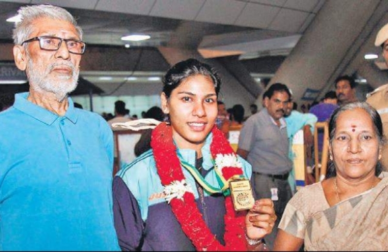 CA Bhavani Devi con sus padres