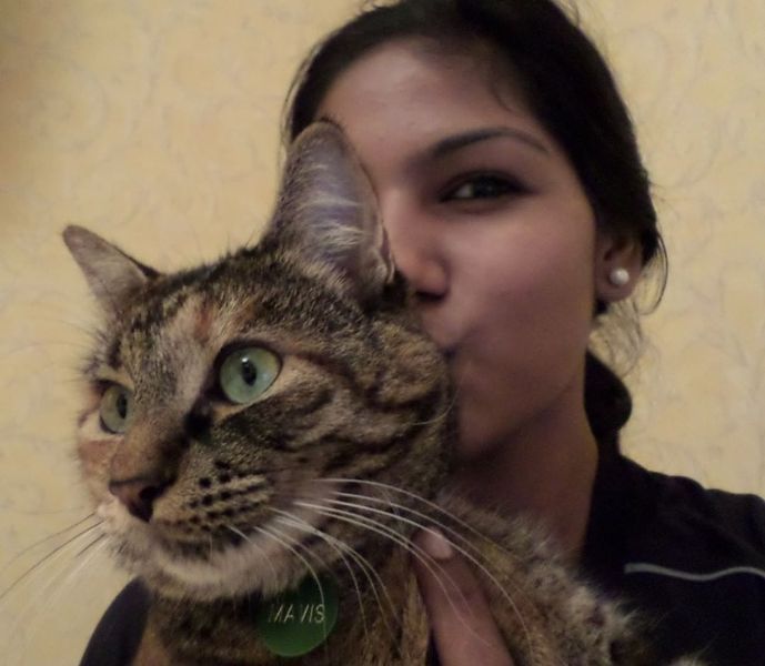 Bhavani Devi con su gato mascota