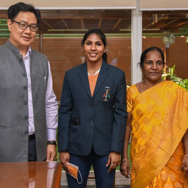 CA Bhavani Devi se enfrent&oacute; a Kiren Rijiju despu&eacute;s de ganar la medalla de plata en la competencia de esgrima WC sat&eacute;lite de Tournoi, B&eacute;lgica