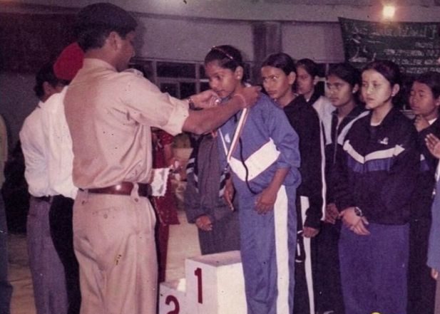 CA Bhavani Devi mientras recib&iacute;a su primera medalla en la infancia