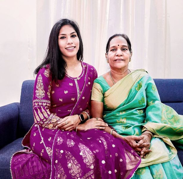 CA Bhavani Devi con su madre
