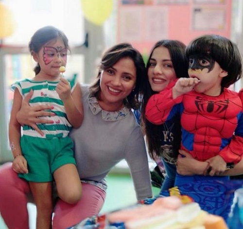 Celina Jaitly y Lara Dutta con sus hijos