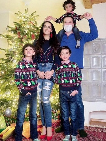 Celina Jaitly con su esposo e hijos